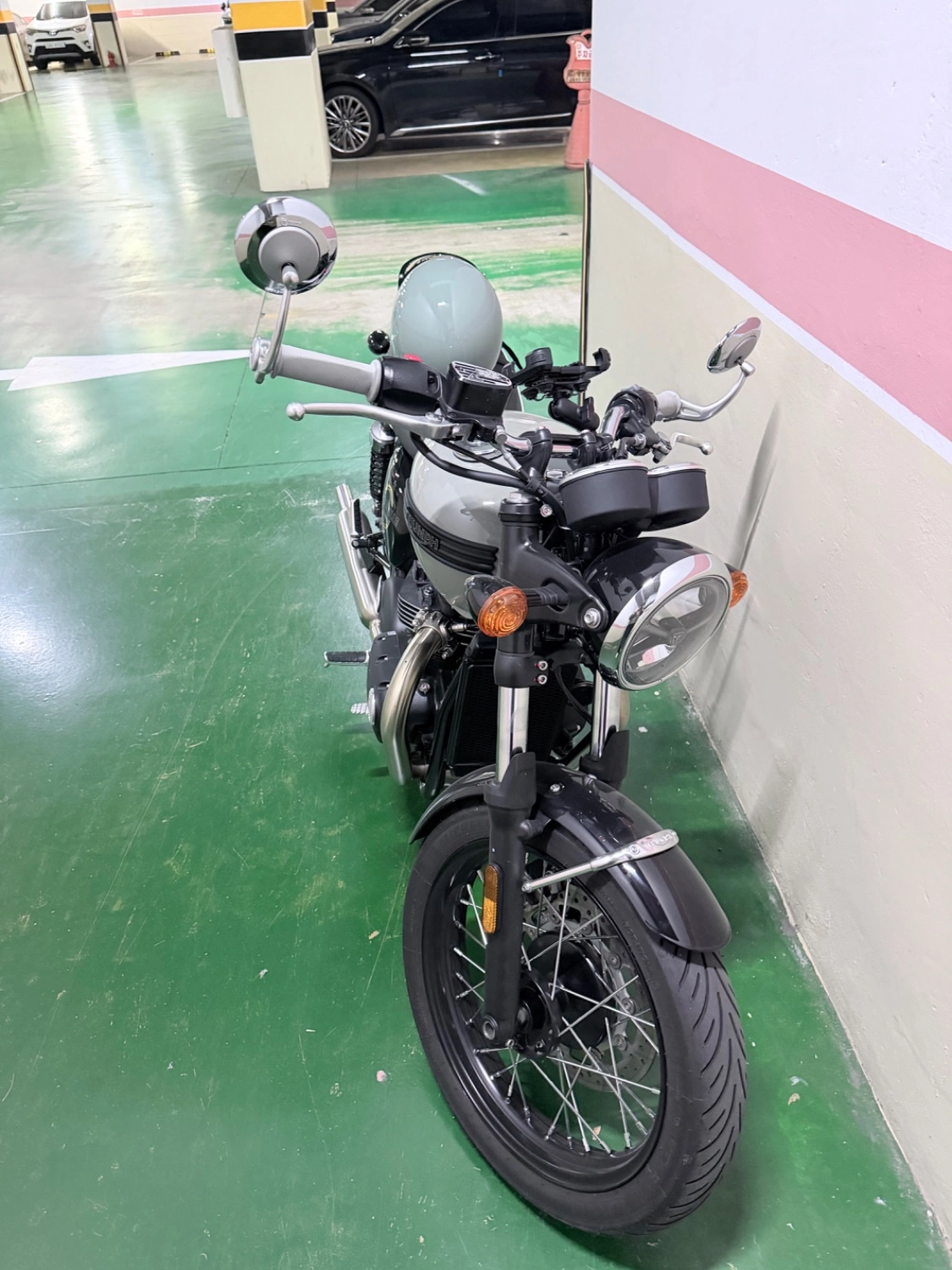 트라이엄프 본네빌 T100 2026 화이트 사진 8