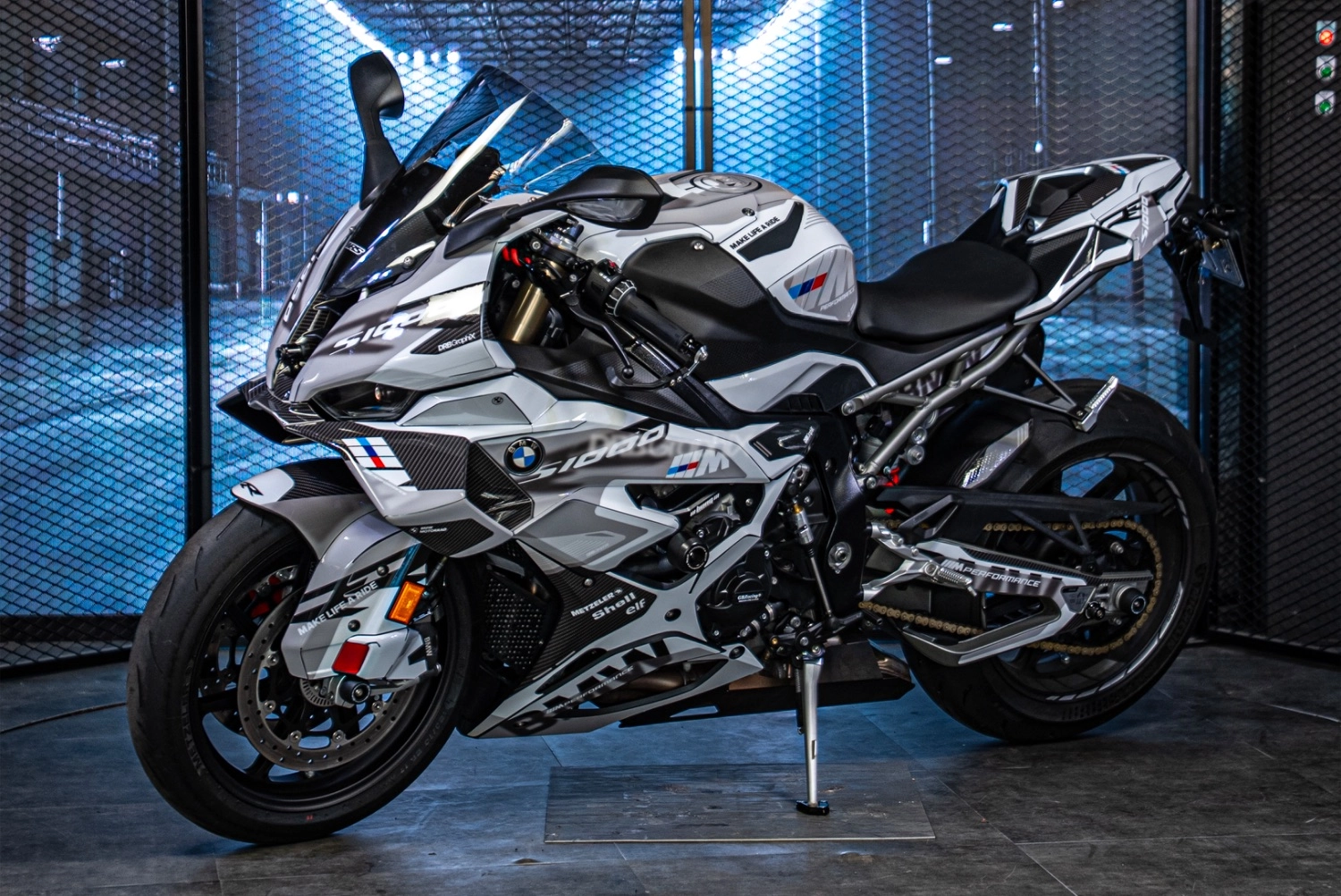 BMW S 1000 RR 2025 블랙 사진 3