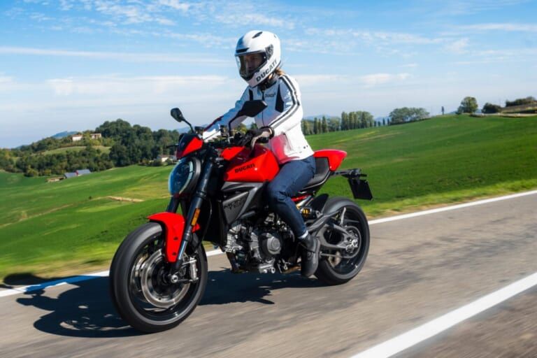 Ducati Monster +｜伝統のスタイルと最新Vツインエンジンの融合! 890ccで175kgの圧倒的軽さを持ち、30年の進化を遂げたドゥカティの第5世代「モンスター・プラス」がいよいよ日本上陸