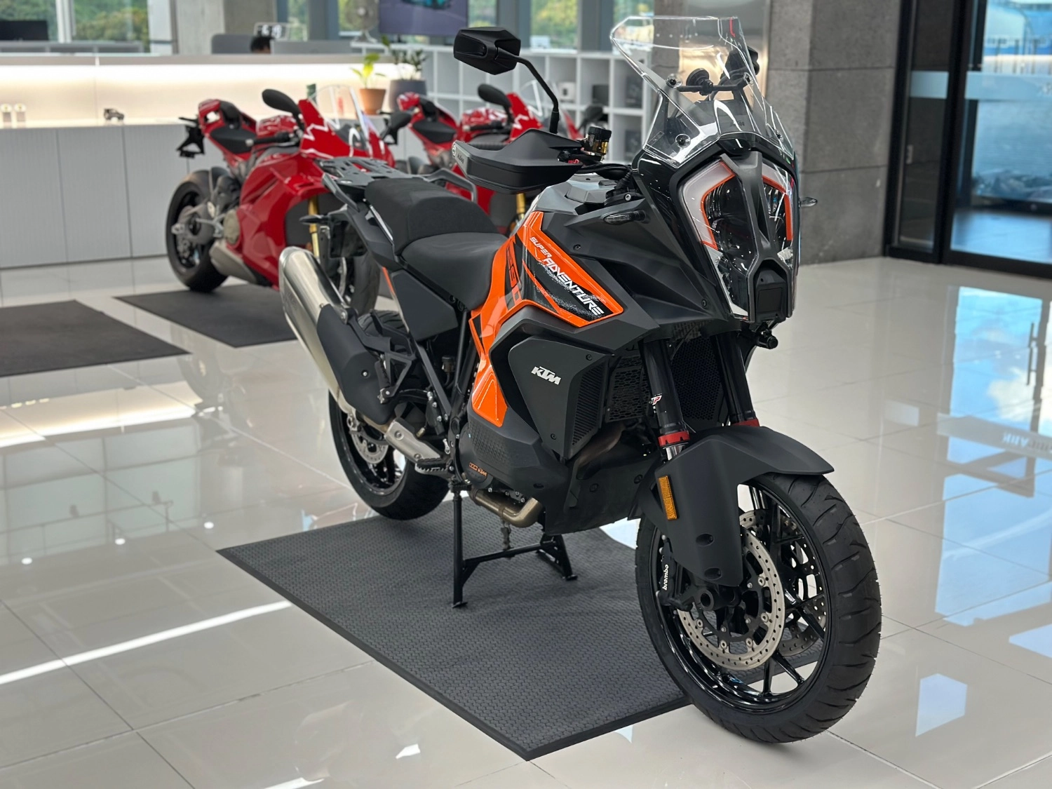 KTM 1290 슈퍼 어드벤처 S 2022 블랙 사진 3
