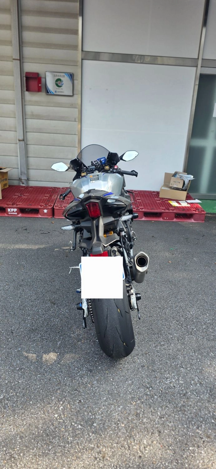 야마하 YZF R1 M 2024 블랙 사진 4