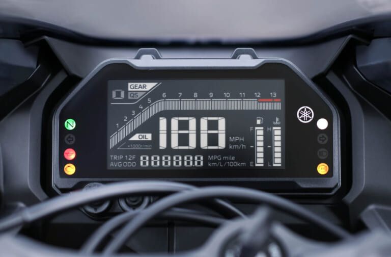 YAMAHA YZF-R3｜Y2K直撃カラーにスマホ充電もバッチリ! 街乗りもツーリングもこなす相棒、ヤマハ「YZF-R25/R3」2026年モデルが登場