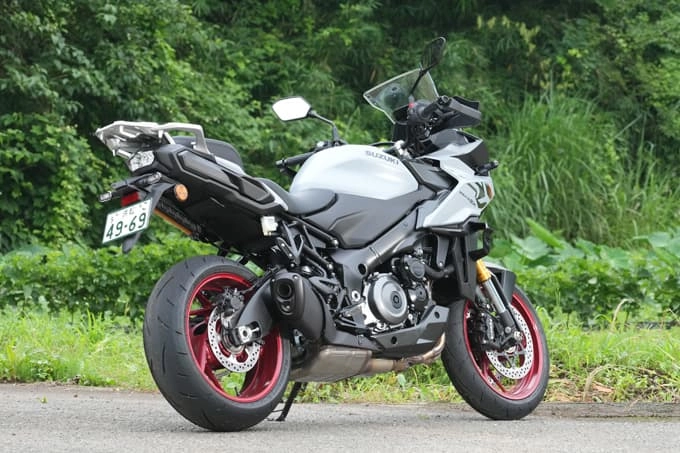 2026년형으로 진화하며 프런트 카울에 윙렛을 추가한 스즈키 GSX-S1000GX