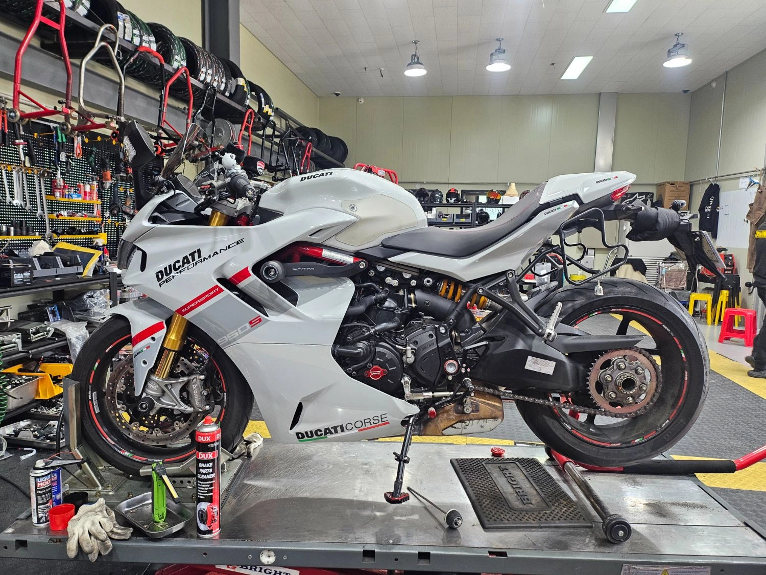 두카티 슈퍼스포츠 950 S 2024 화이트 사진 7
