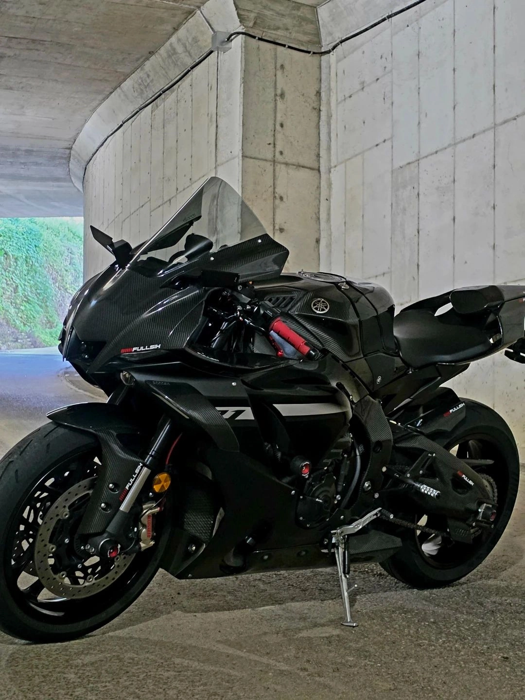 야마하 YZF R1 2024 블랙 사진 1