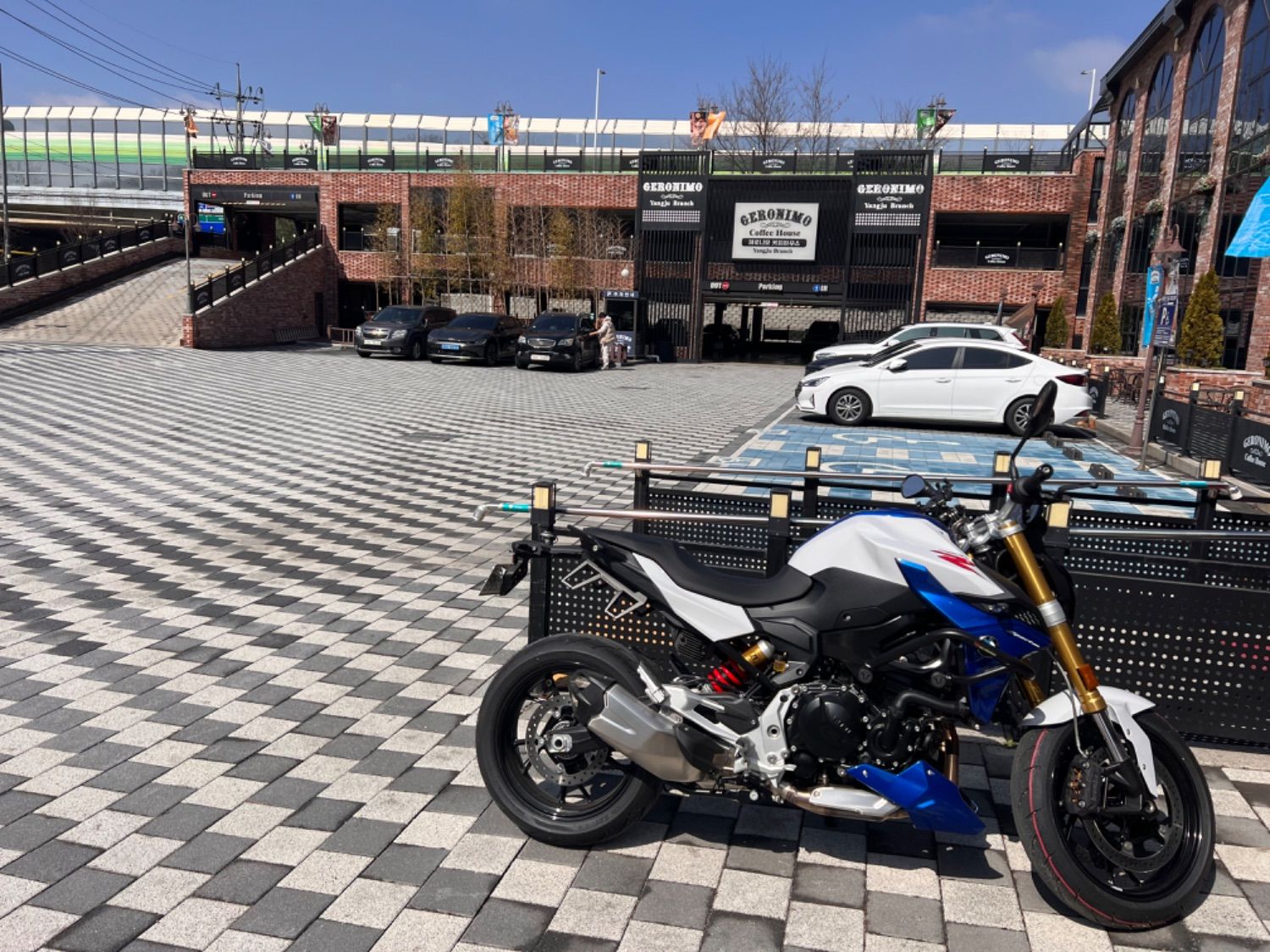BMW F 900 R 2023 화이트 사진 4