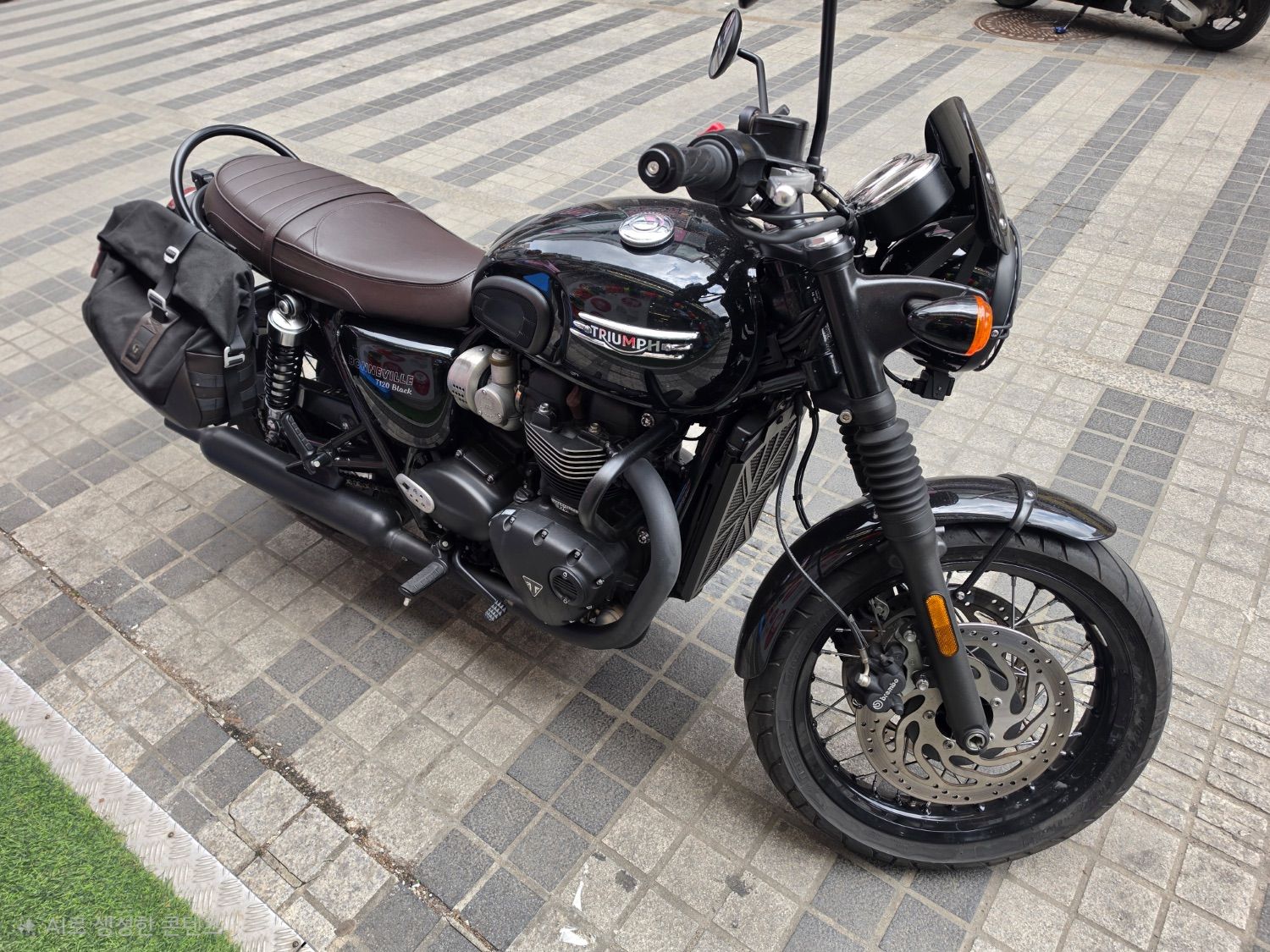 트라이엄프 본네빌 T120 블랙 2022 블랙 사진 4