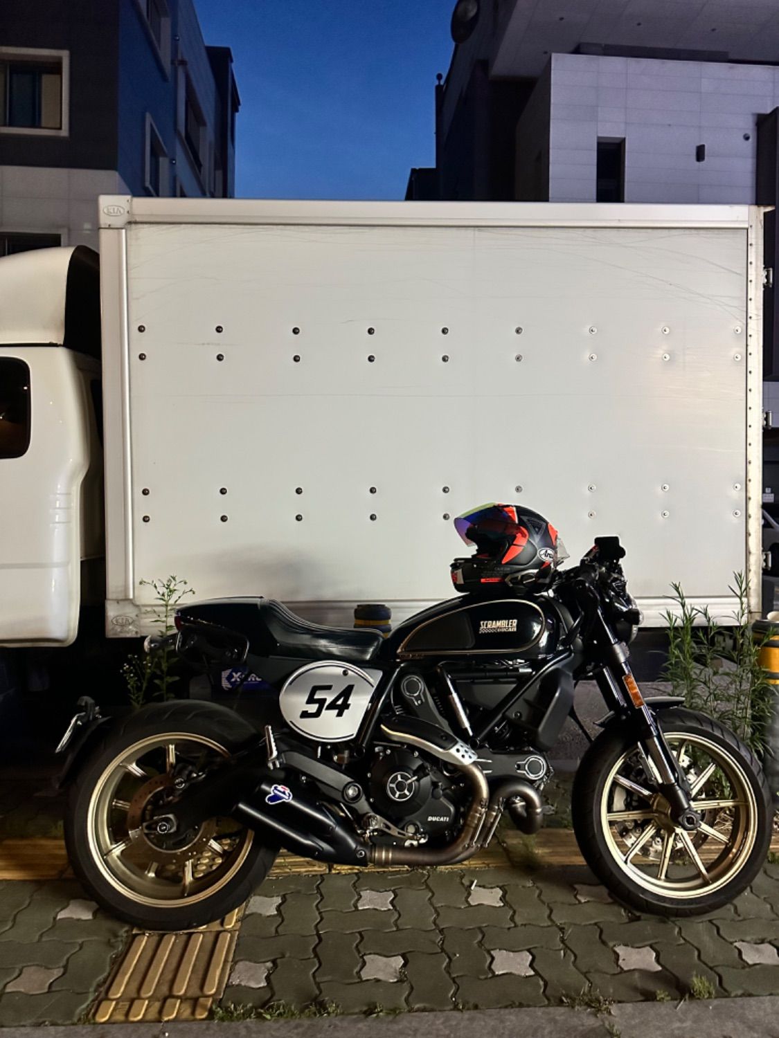 두카티 스크램블러 카페 레이서 thumb 2