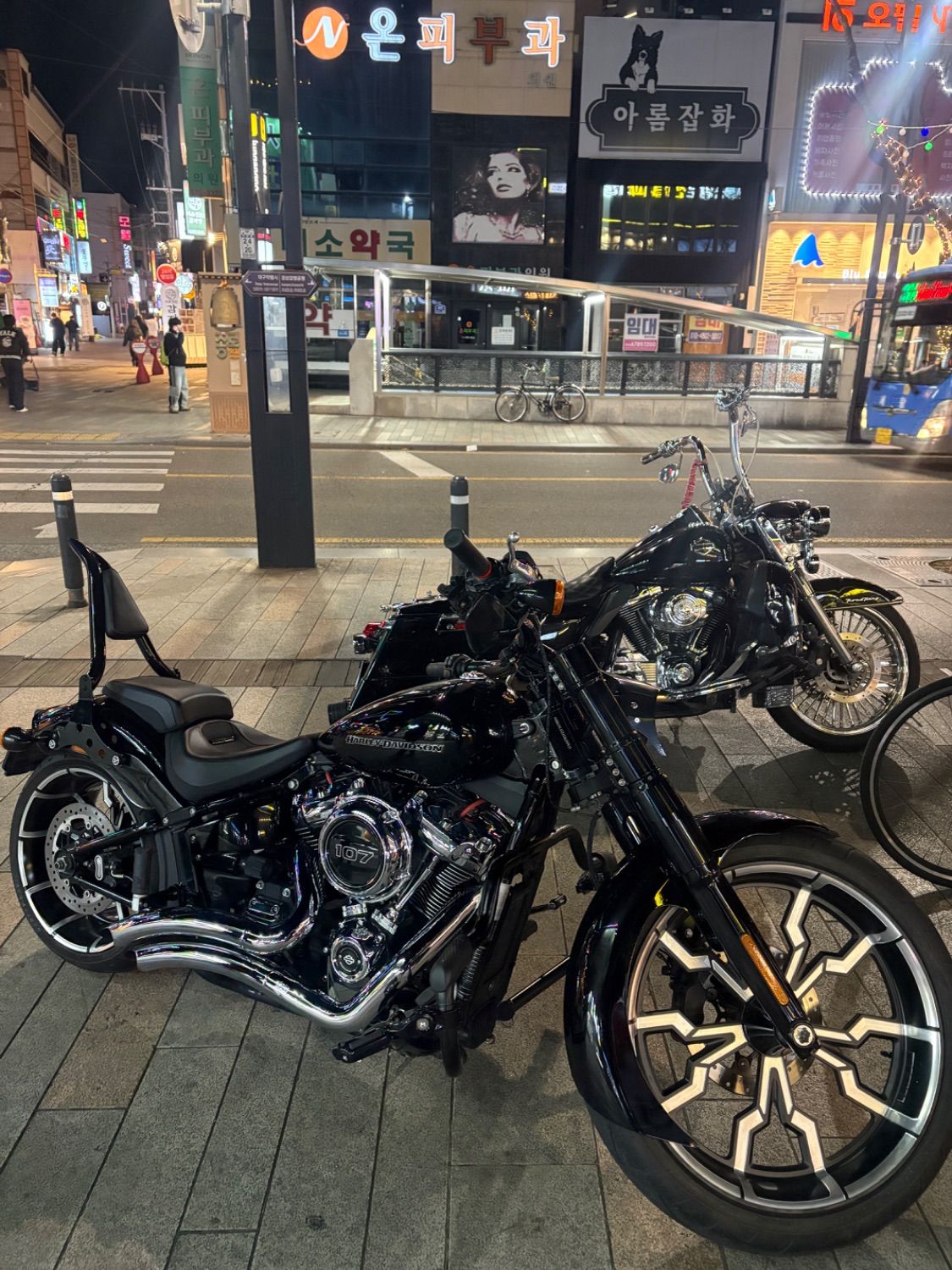 할리데이비슨 브레이크아웃 2018 블랙 사진 2