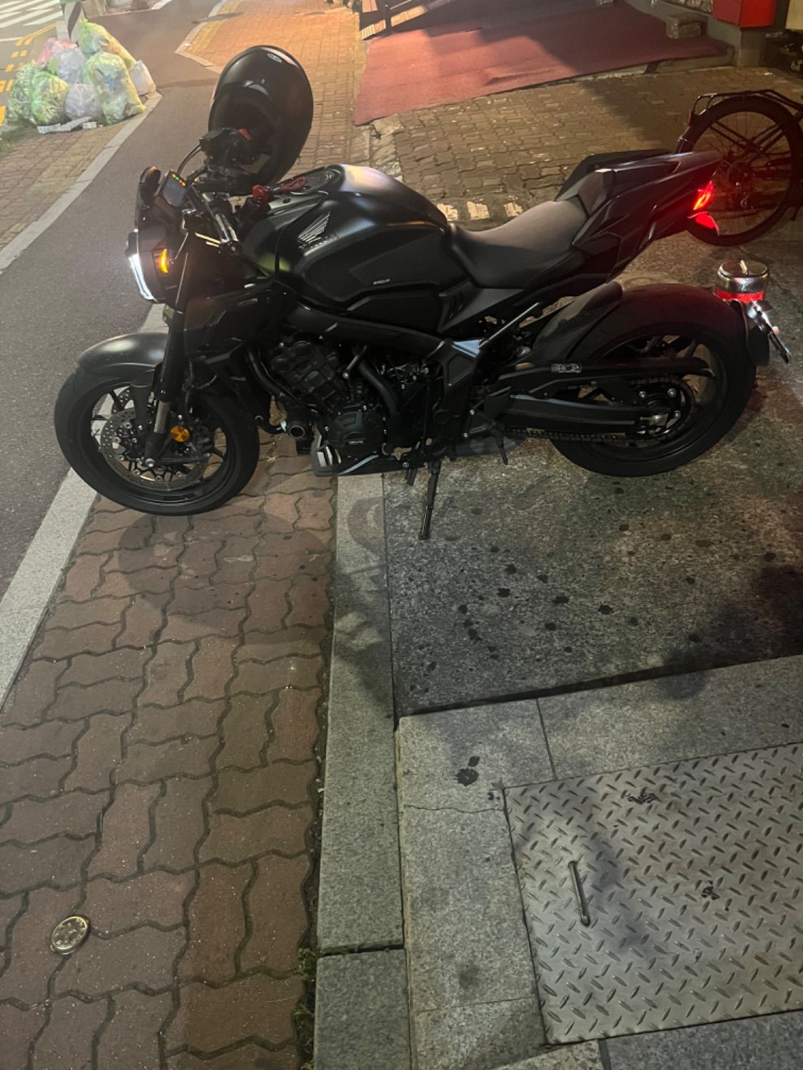 혼다 CB 650 R 2023 블랙 사진 3