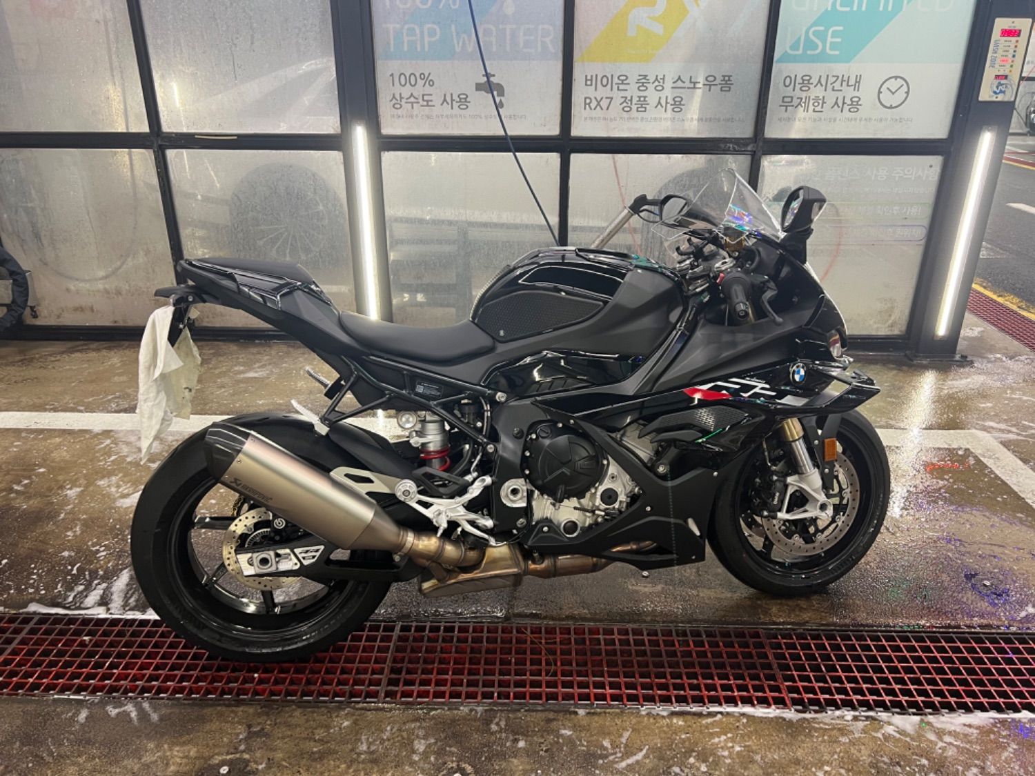 BMW S 1000 RR 2023 블랙 사진 2