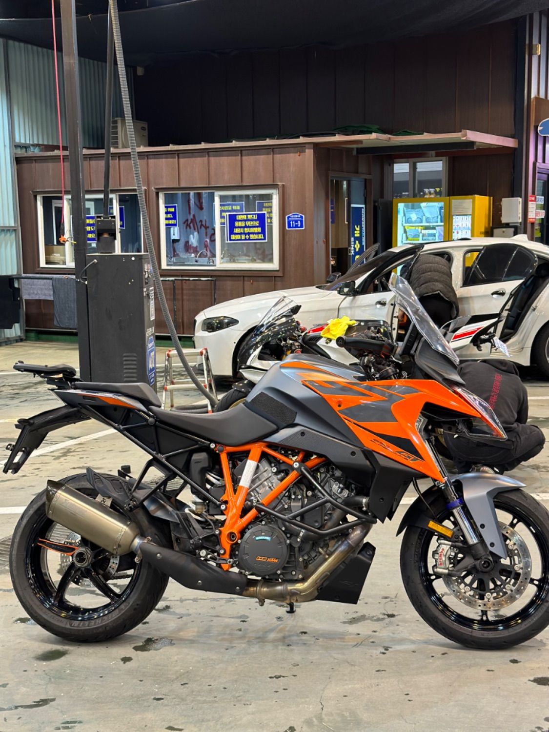 KTM 1290 슈퍼듀크 GT more