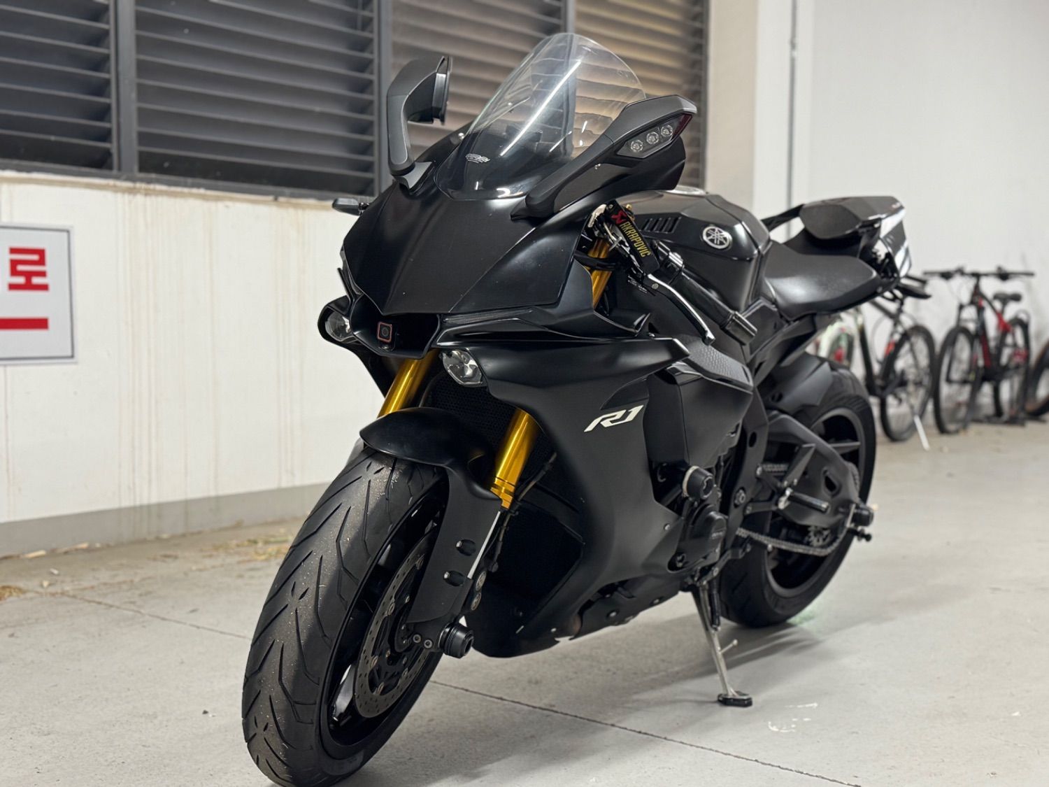 야마하 YZF R1 2019 블랙 사진 1