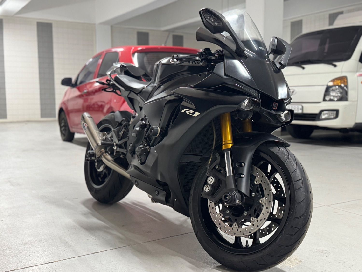 야마하 YZF R1 2019 블랙 사진 2