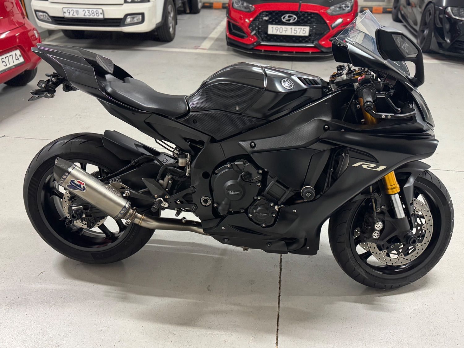 야마하 YZF R1 2019 블랙 사진 3