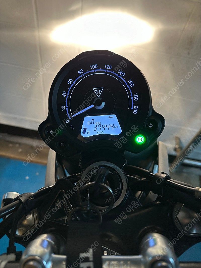 트라이엄프 스트리트 트윈 900 thumb 2