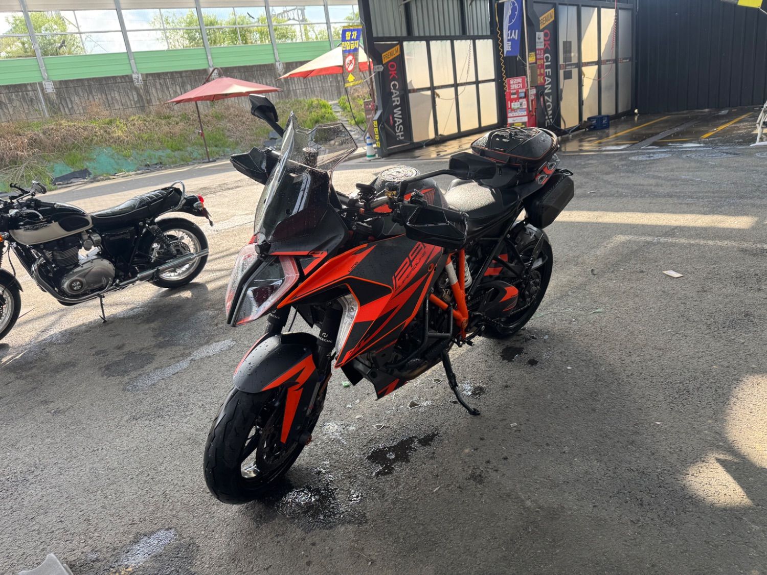KTM 1290 슈퍼듀크 GT 2022 레드 사진 1