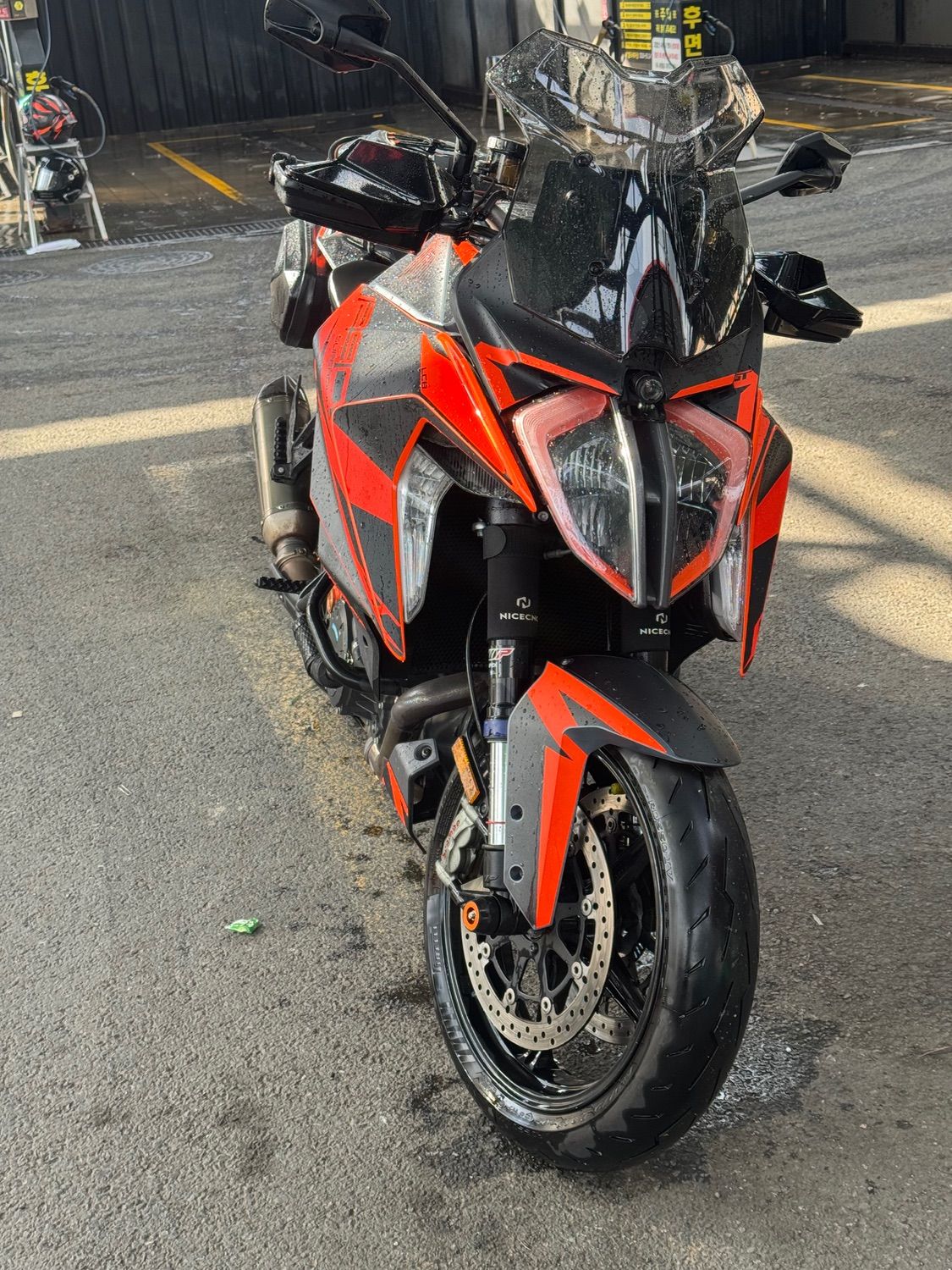 KTM 1290 슈퍼듀크 GT 2022 레드 사진 3