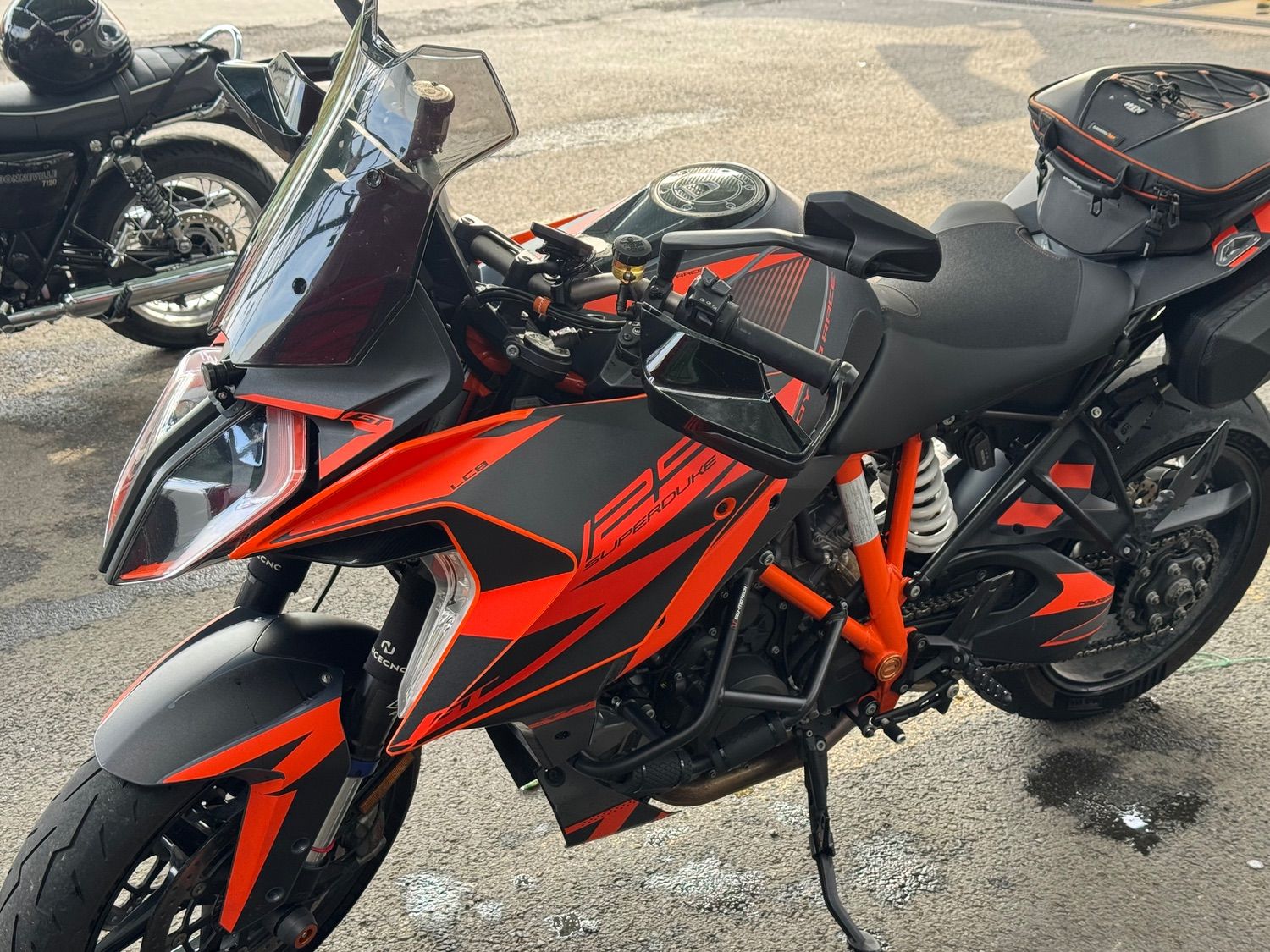 KTM 1290 슈퍼듀크 GT 2022 레드 사진 1