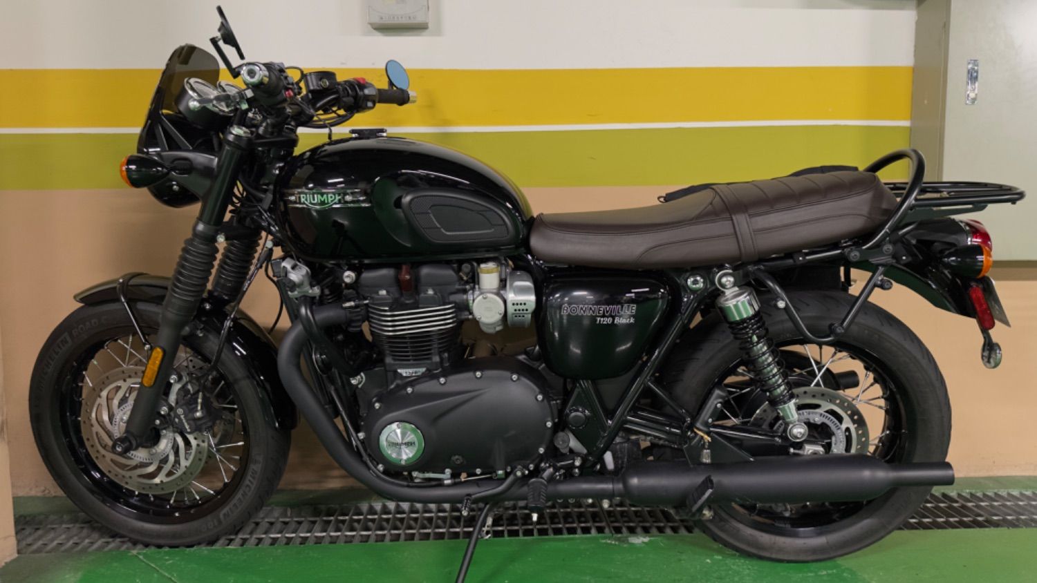 트라이엄프 본네빌 T120 블랙 2023 블랙 사진 3