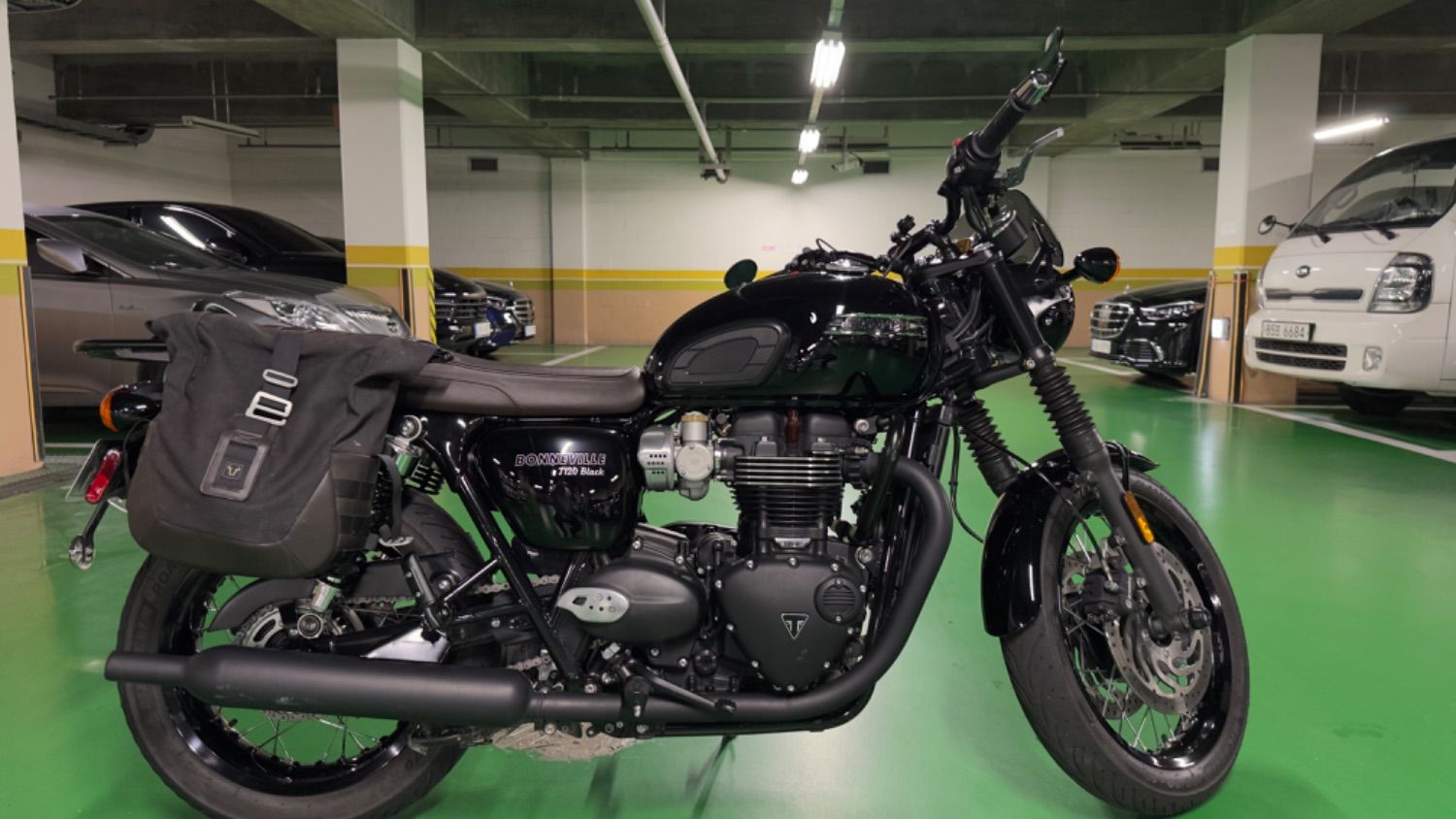 트라이엄프 본네빌 T120 블랙 2023 블랙 사진 2