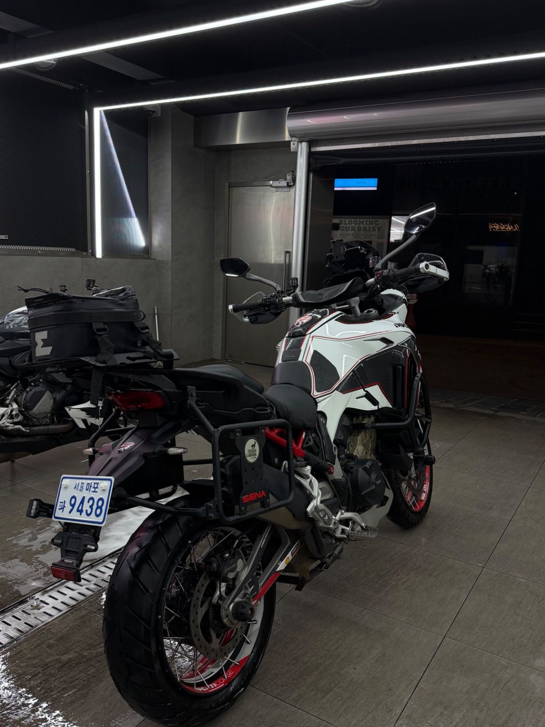 두카티 멀티스트라다 V4 S 2021 화이트 사진 1