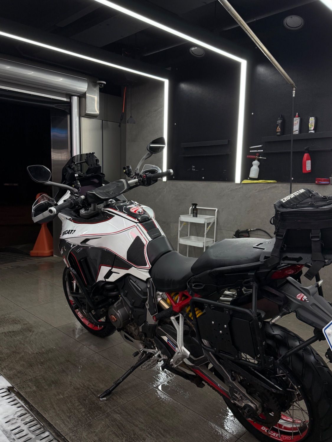 두카티 멀티스트라다 V4 S 2021 화이트 사진 2
