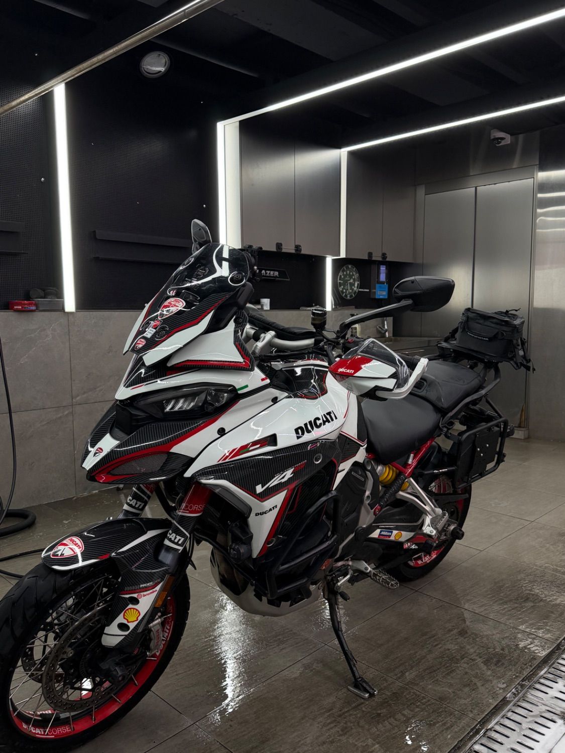 두카티 멀티스트라다 V4 S 2021 화이트 사진 3