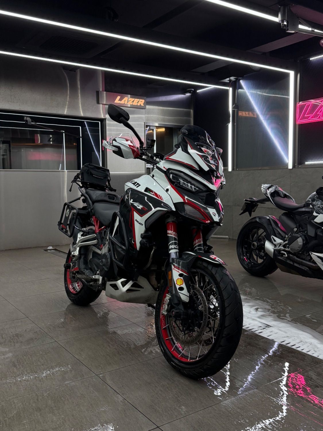 두카티 멀티스트라다 V4 S 2021 화이트 사진 6