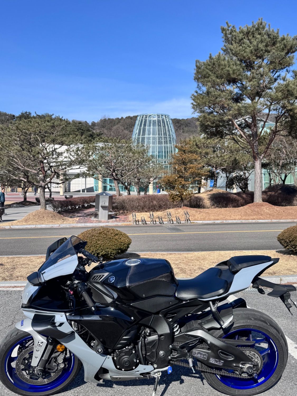야마하 YZF R1 2020 블랙 사진 3