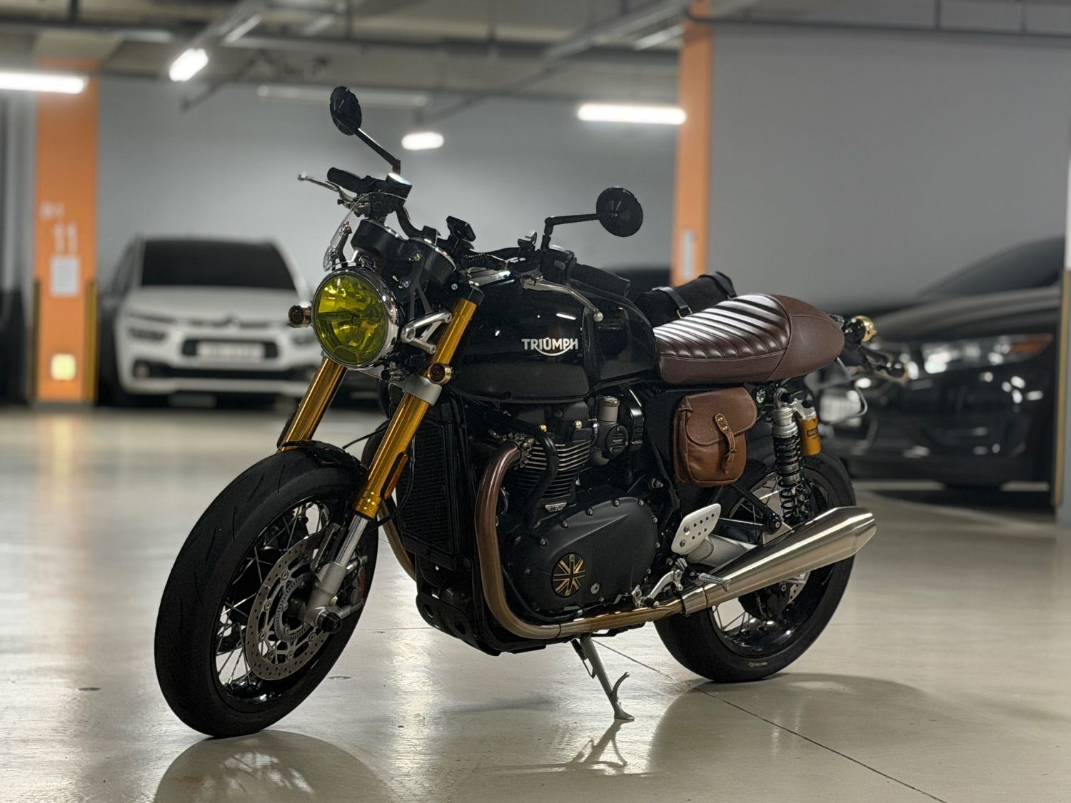 트라이엄프 트럭스턴 RS 2023 블랙 사진 2
