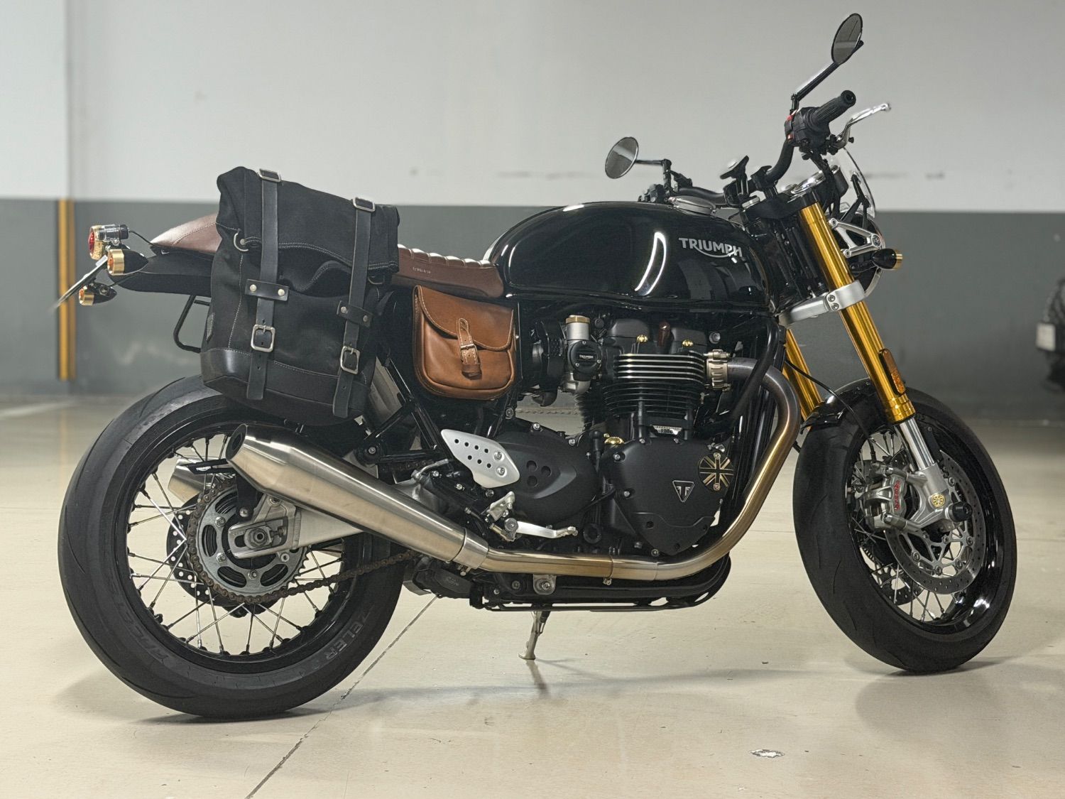 트라이엄프 트럭스턴 RS 2023 블랙 사진 4