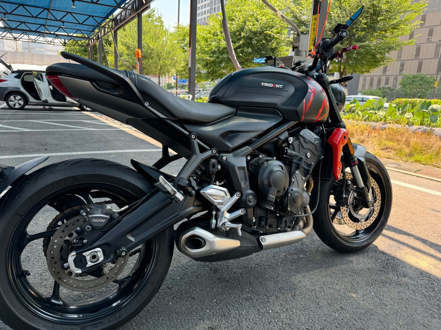 트라이엄프 트라이던트 660 thumb 2