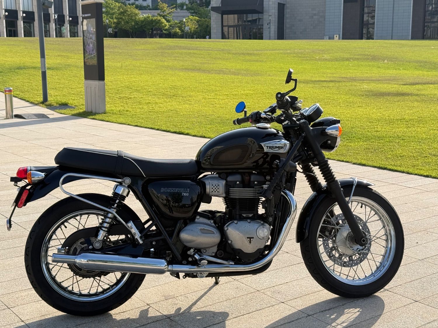 트라이엄프 본네빌 T100