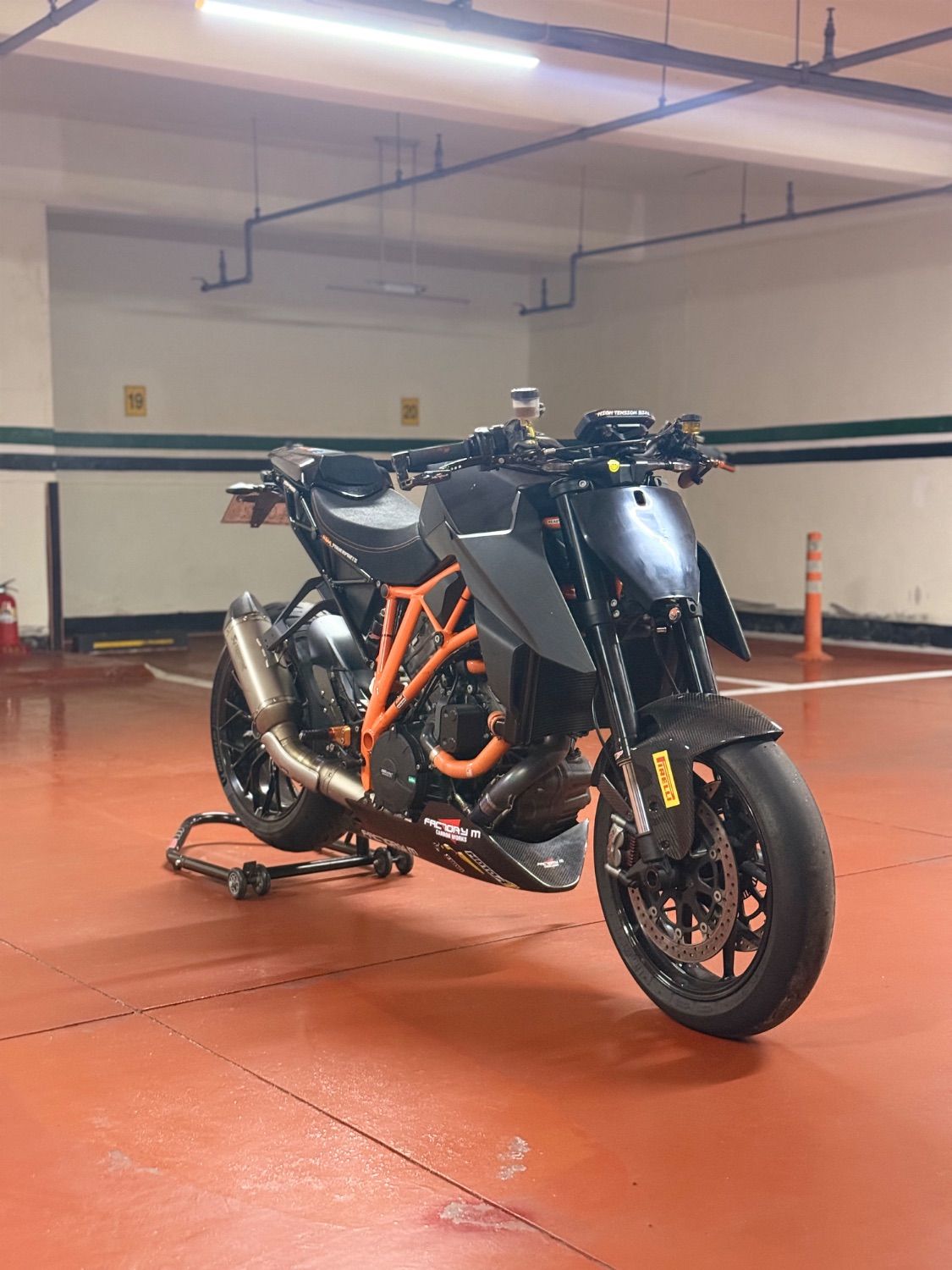 KTM 1290 슈퍼듀크 R 2019 오렌지 사진 2