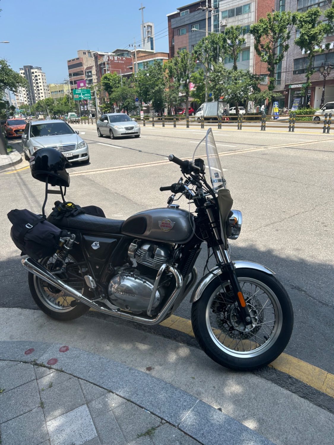 로얄엔필드 인터셉터 650 more