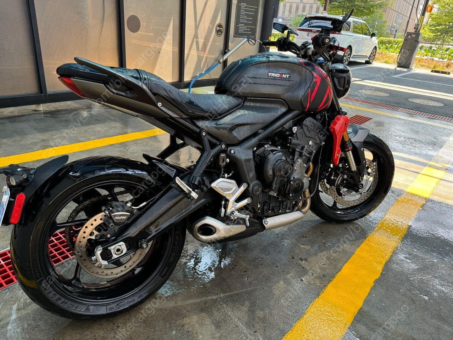 트라이엄프 트라이던트 660 thumb 2