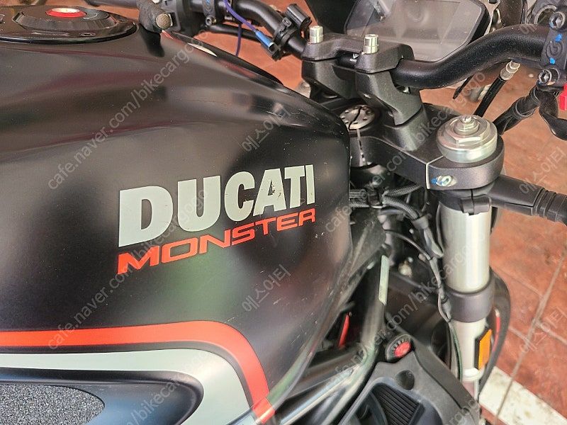 두카티 몬스터 821 thumb 2