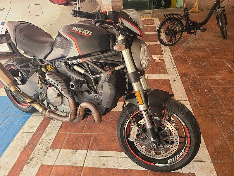 두카티 몬스터 821 more