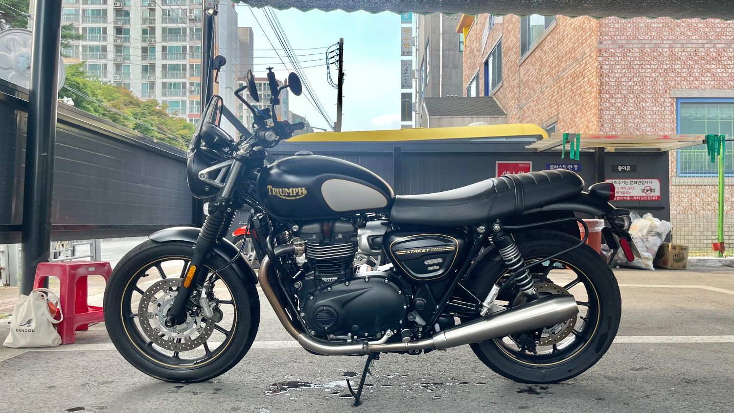 트라이엄프 스트리트 트윈 900 more