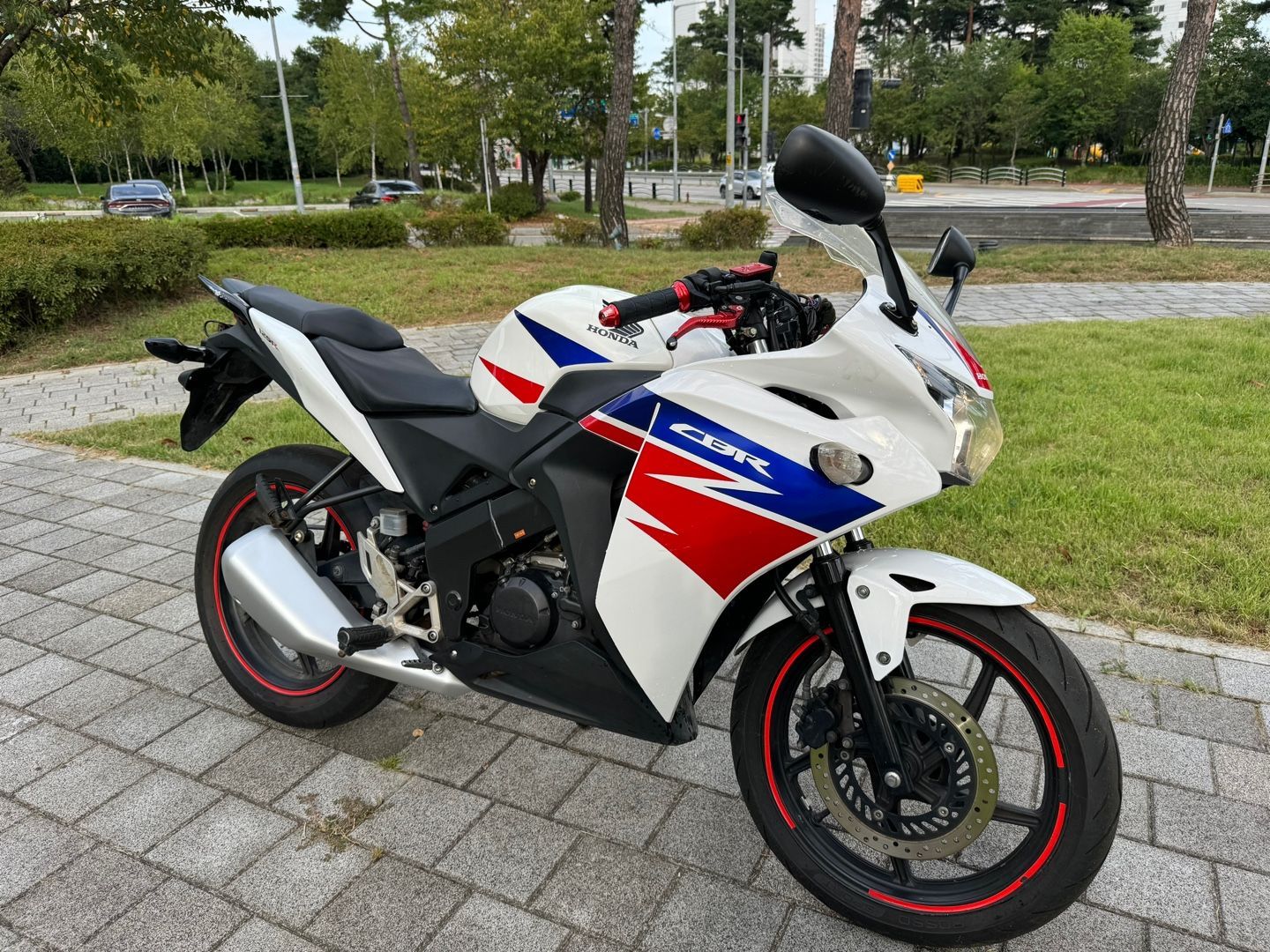 혼다 CBR 125 R thumb 2