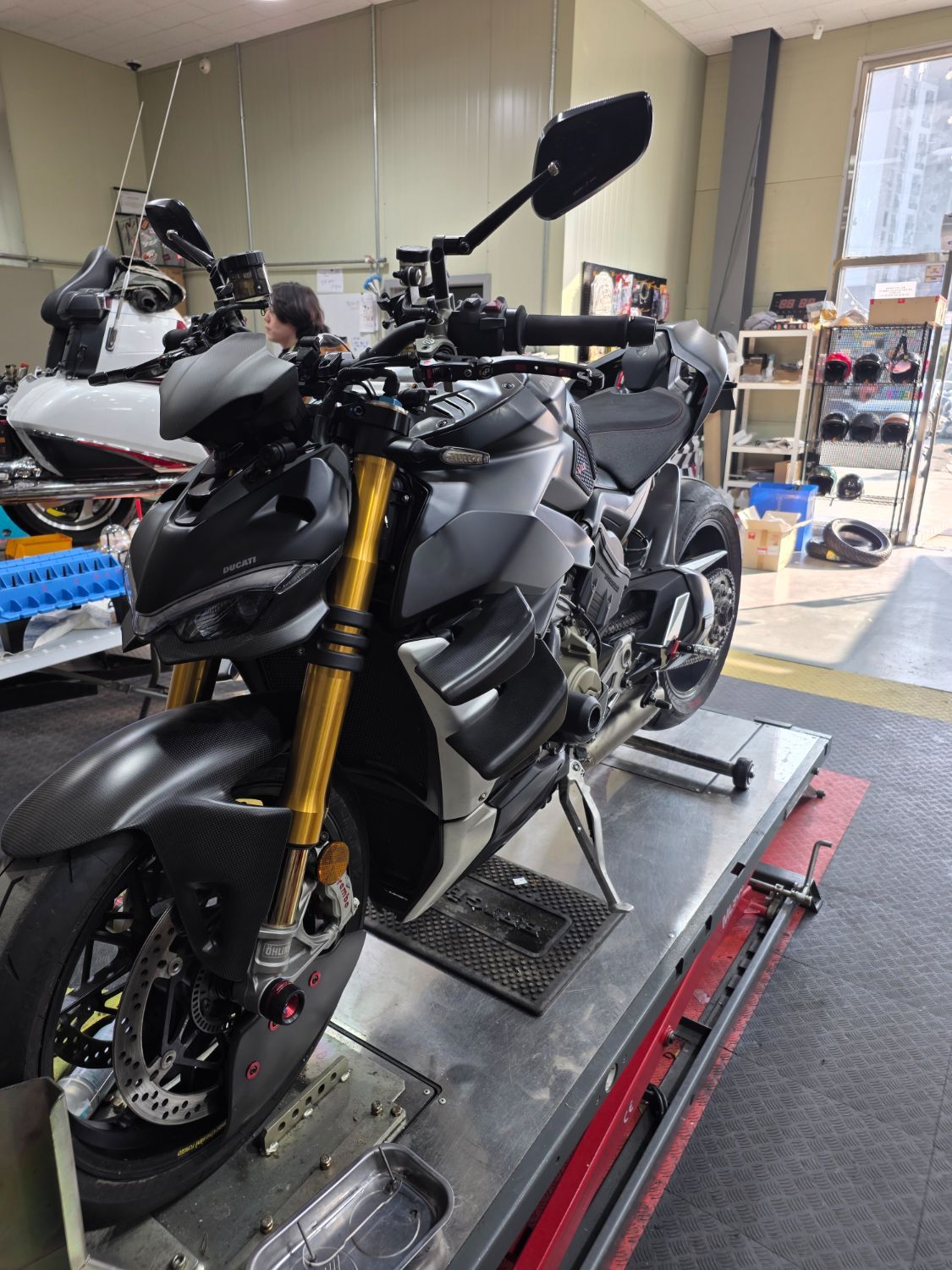 두카티 스트리트파이터 V4 S 2021 블랙 사진 2