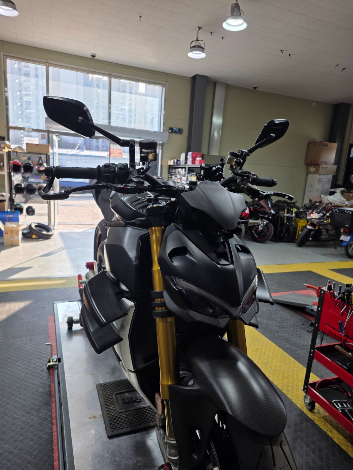 두카티 스트리트파이터 V4 S 2021 블랙 사진 1