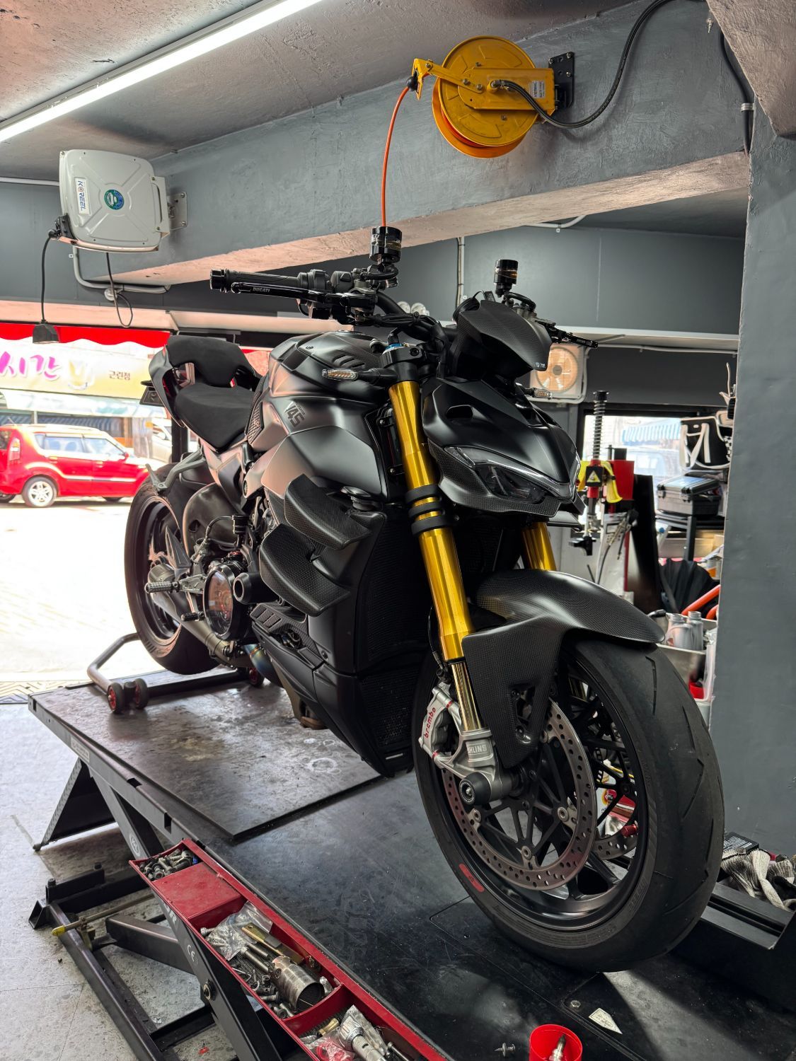 두카티 스트리트파이터 V4 S 2022 블랙 사진 1