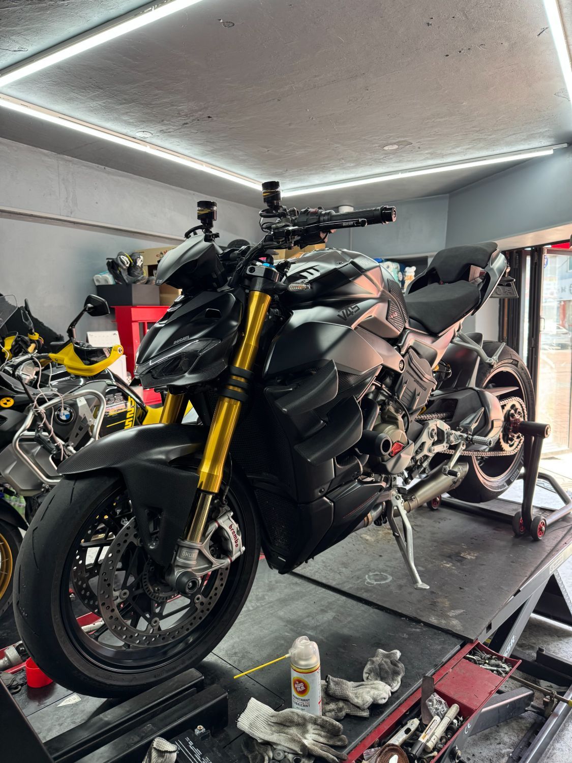 두카티 스트리트파이터 V4 S 2022 블랙 사진 2