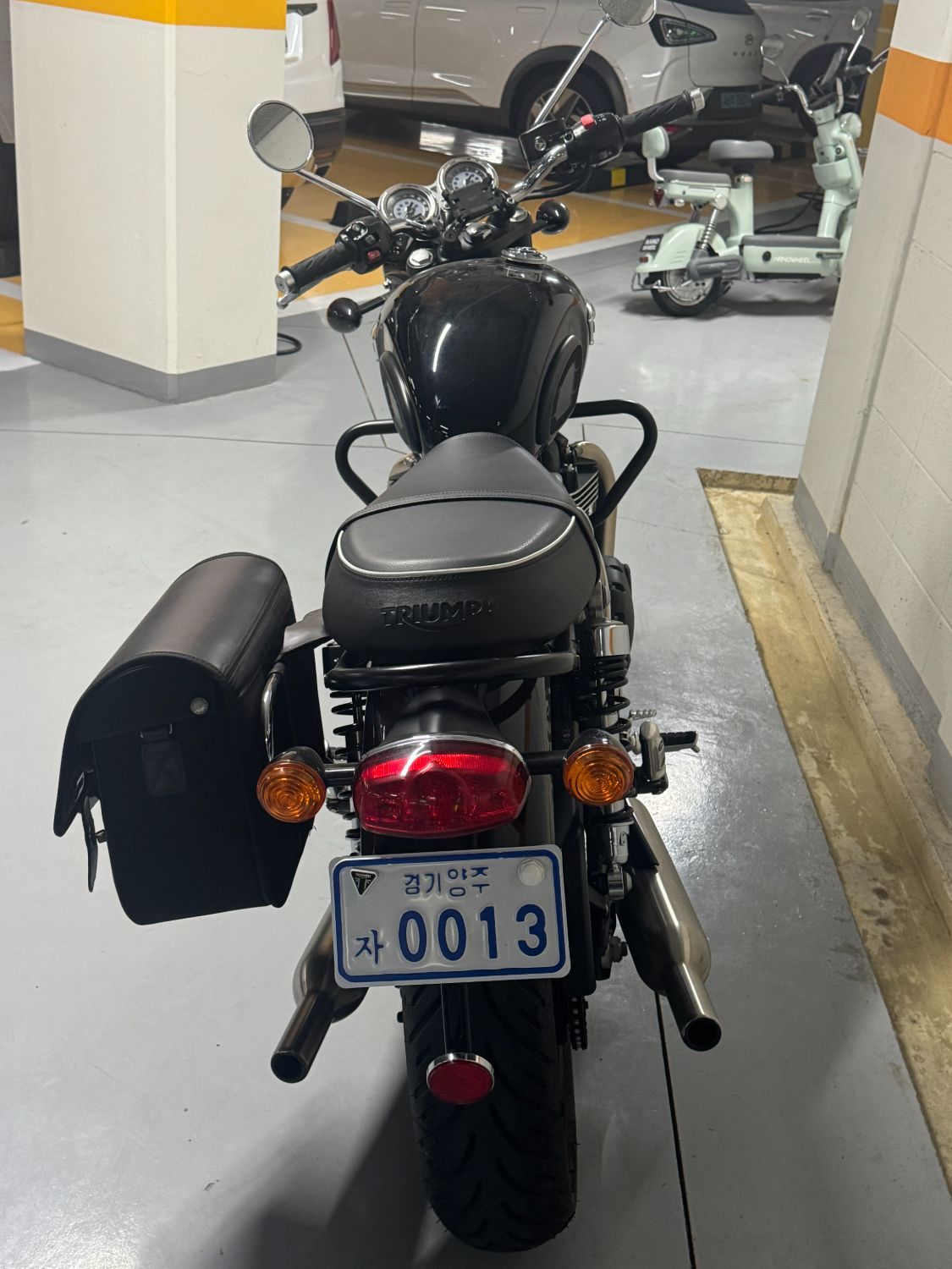 트라이엄프 본네빌 T100 2025 블랙 사진 3