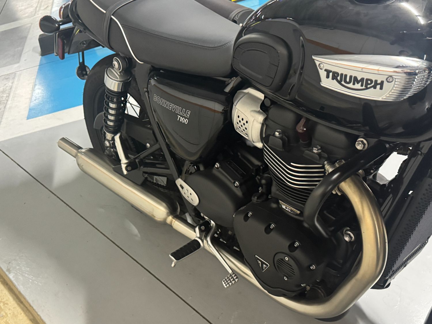 트라이엄프 본네빌 T100 2025 블랙 사진 4
