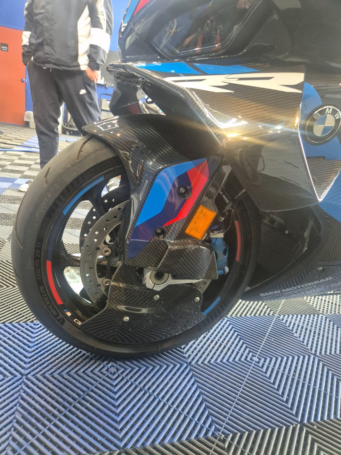BMW M 1000 RR 2024 블랙 사진 2