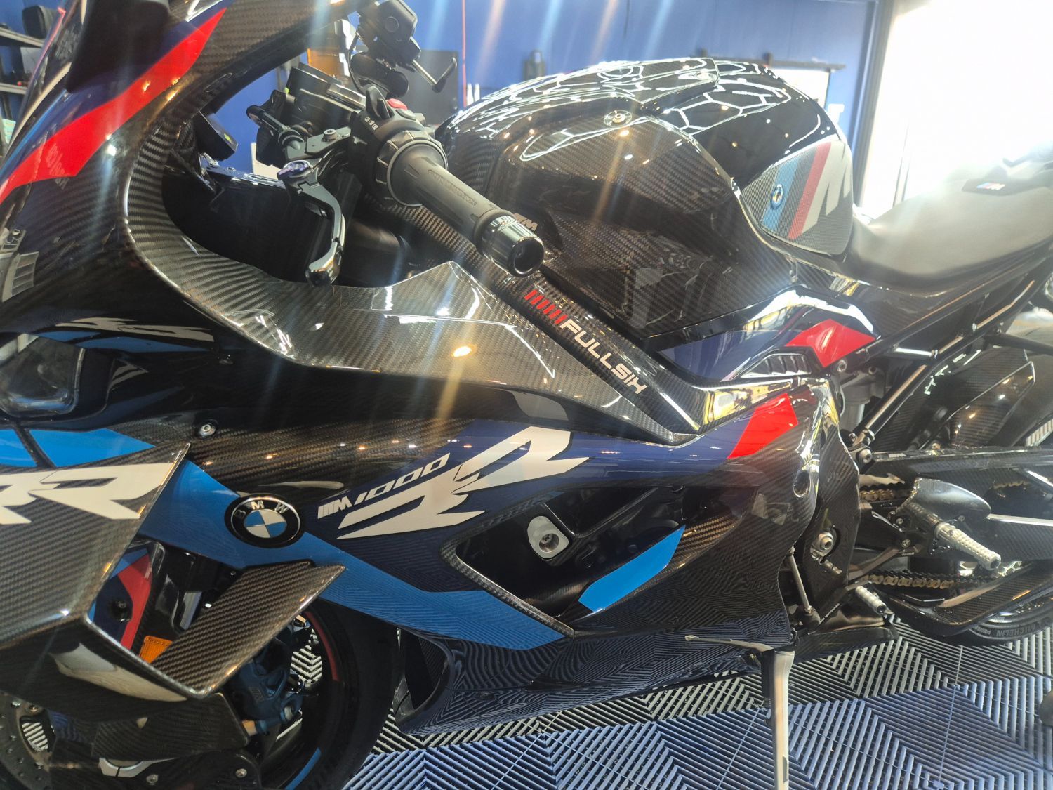 BMW M 1000 RR 2024 블랙 사진 3