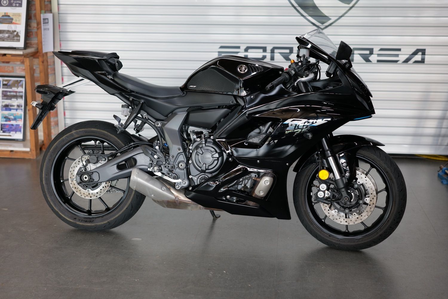 야마하 YZF R7 2023 블랙 사진 3